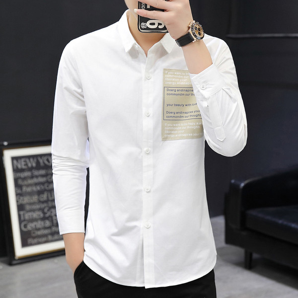 Moodne meeste särk embleemi ja pikkade varrukatega