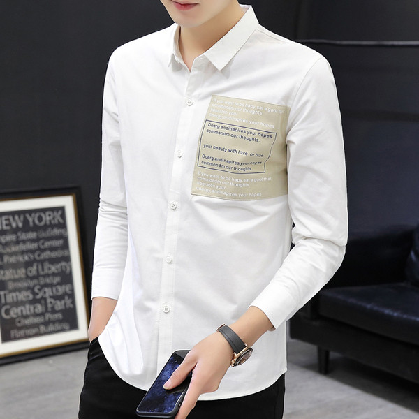 Moodne meeste särk embleemi ja pikkade varrukatega