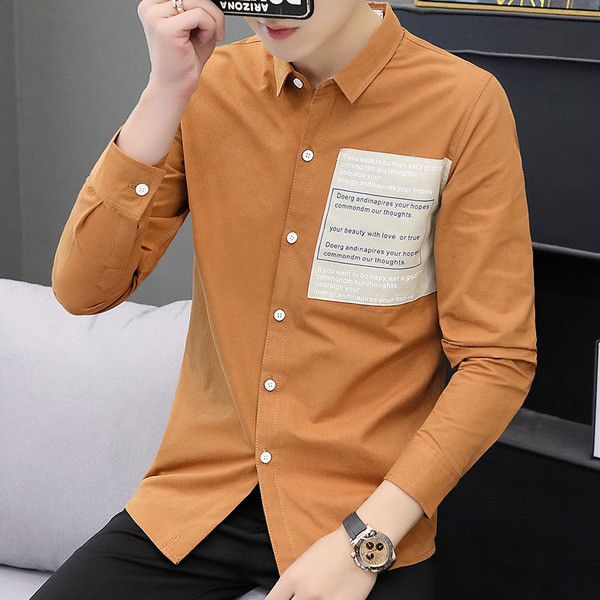 Moodne meeste särk embleemi ja pikkade varrukatega