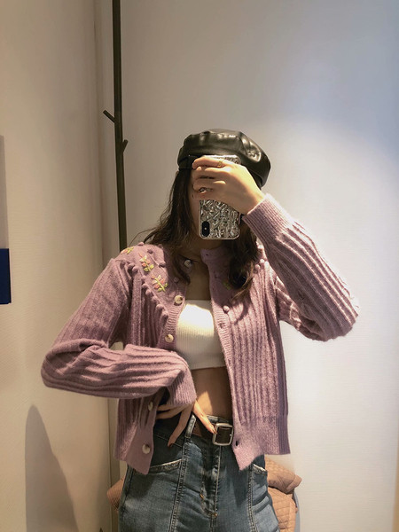 Κοντή πλεκτή ζακέτα με κουμπιά και τρισδιάστατο στοιχείο