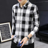 Klassikalise krae ja pikkade varrukatega meeste ruuduline särk