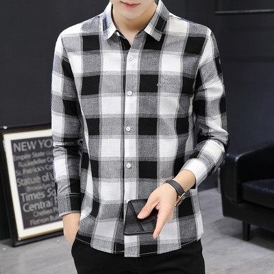 Klassikalise krae ja pikkade varrukatega meeste ruuduline särk