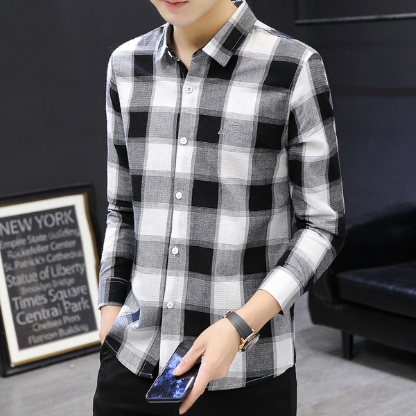 Klassikalise krae ja pikkade varrukatega meeste ruuduline särk