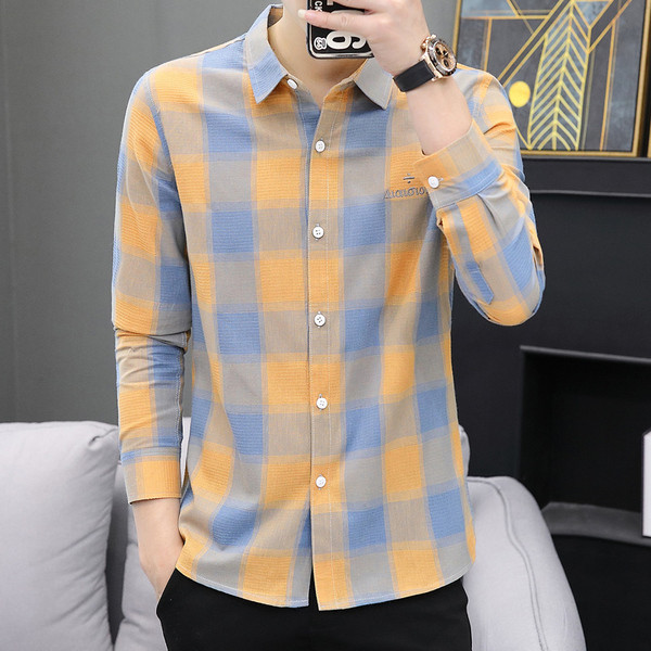 Klassikalise krae ja pikkade varrukatega meeste ruuduline särk