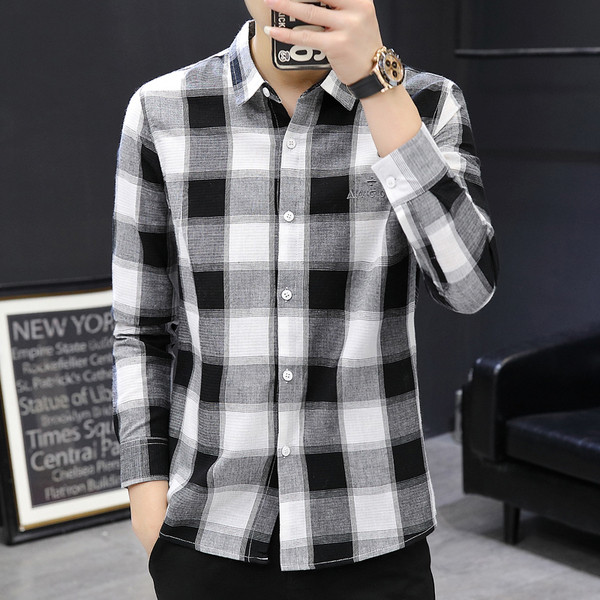 Klassikalise krae ja pikkade varrukatega meeste ruuduline särk