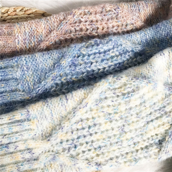 Ležeran ženski pulover - s visokim ovratnikom i dugim rukavima