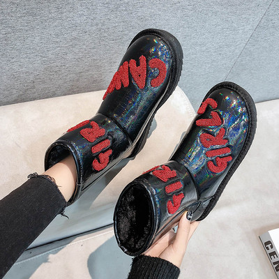 Νέο μοντέλο γυναικείας μπότας με επιγραφή και λαμπερό αποτέλεσμα