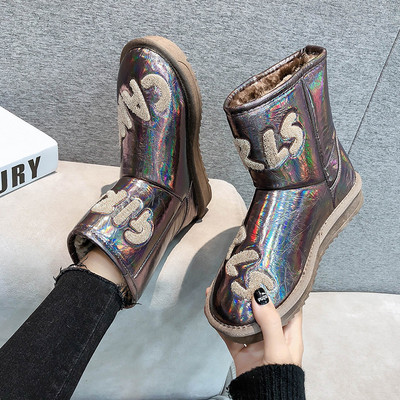 Νέο μοντέλο γυναικείας μπότας με επιγραφή και λαμπερό αποτέλεσμα