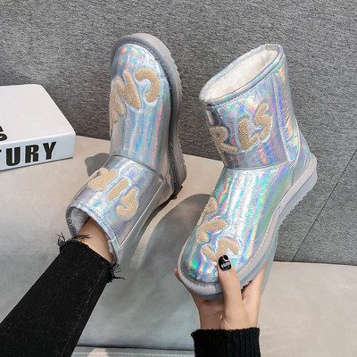 Νέο μοντέλο γυναικείας μπότας με επιγραφή και λαμπερό αποτέλεσμα