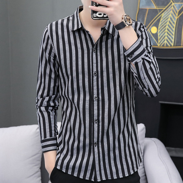 Klassikalise krae ja pikkade varrukatega triibuline meestesärk