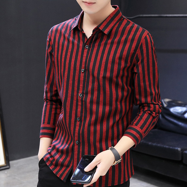 Klassikalise krae ja pikkade varrukatega triibuline meestesärk