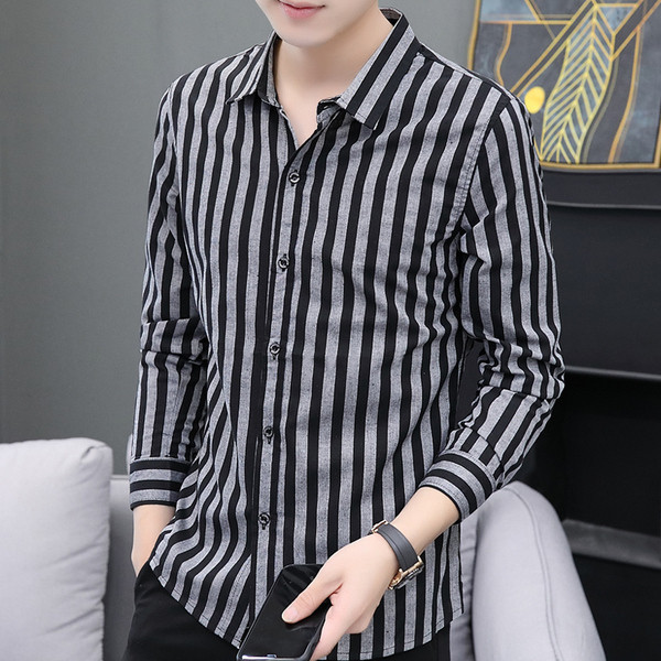 Klassikalise krae ja pikkade varrukatega triibuline meestesärk