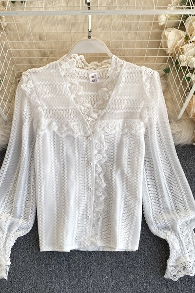 Moderna ženska košulja s V izrezom i čipkom