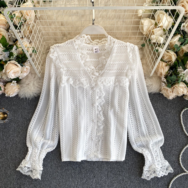 Moderna ženska košulja s V izrezom i čipkom