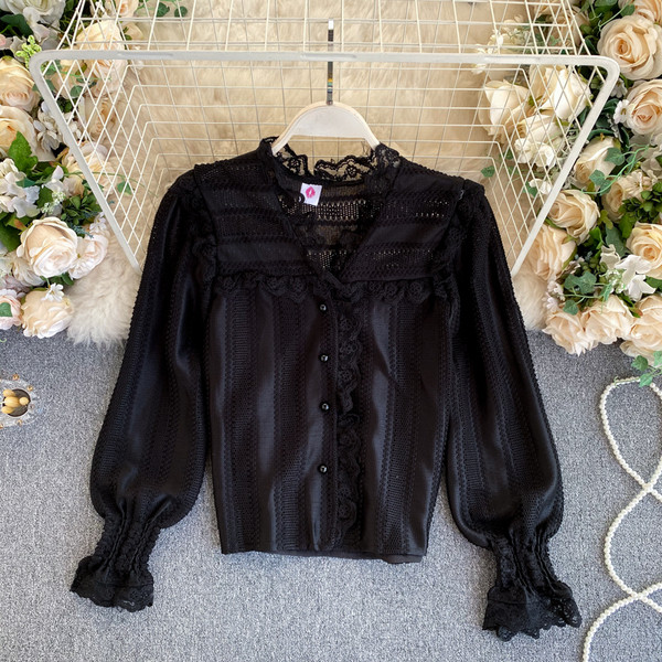 Moderna ženska košulja s V izrezom i čipkom