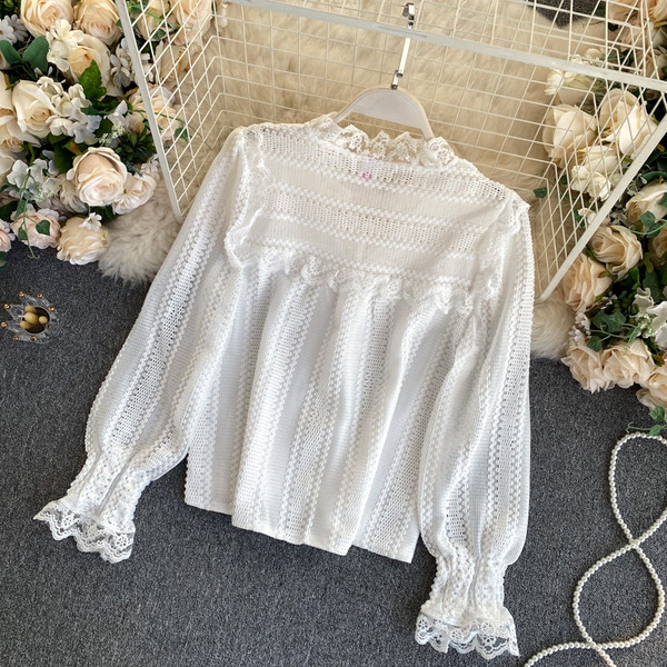 Moderna ženska košulja s V izrezom i čipkom