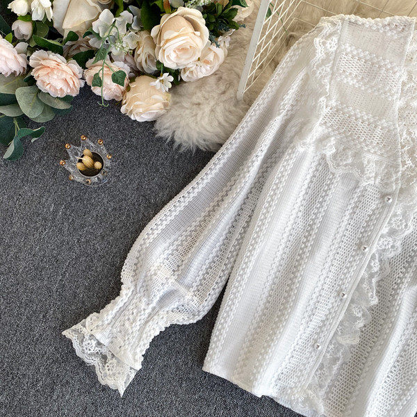 Moderna ženska košulja s V izrezom i čipkom