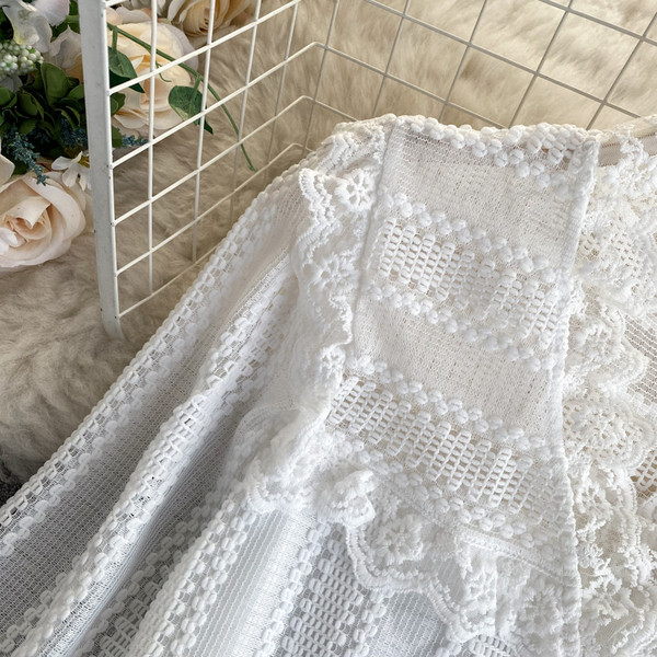 Moderna ženska košulja s V izrezom i čipkom