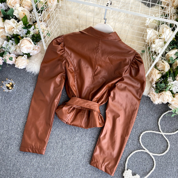 Ženska kožna jakna s remenom i patentnim zatvaračem