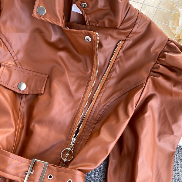Ženska kožna jakna s remenom i patentnim zatvaračem