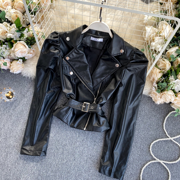 Ženska kožna jakna s remenom i patentnim zatvaračem