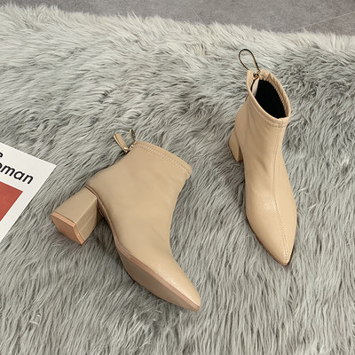 Μοντέρνες γυναικείες μπότες με τακούνι πάχους 7 cm