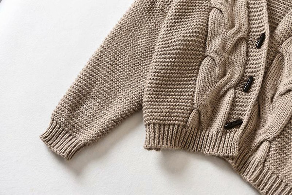 Suure kudumiga vabaaja kardigan spitsikaelusega