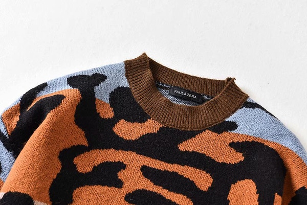 Κοντό πουλόβερ με οβάλ λαιμόκοψη και άνιμαλ πριντ