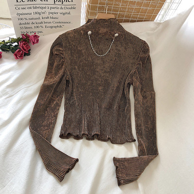 Μοντέρνα γυναικεία μπλούζα με ψηλό γιακά και μακριά μανίκια