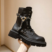 Musta värvi metallist kaunistuse ja lameda tallaga naiste saapad