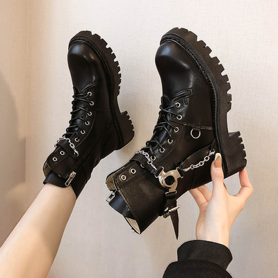 Musta värvi metallist kaunistuse ja lameda tallaga naiste saapad