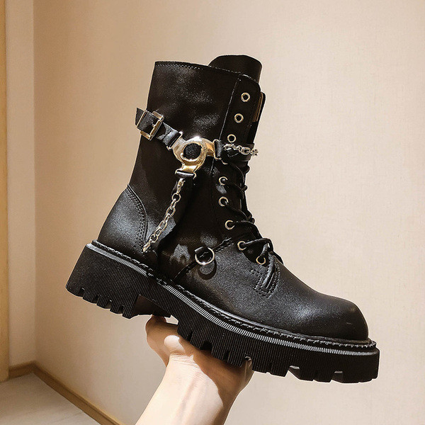 Musta värvi metallist kaunistuse ja lameda tallaga naiste saapad