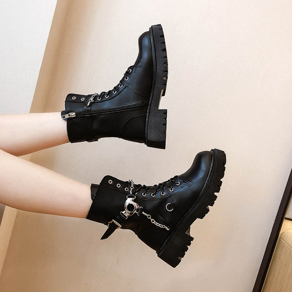 Musta värvi metallist kaunistuse ja lameda tallaga naiste saapad