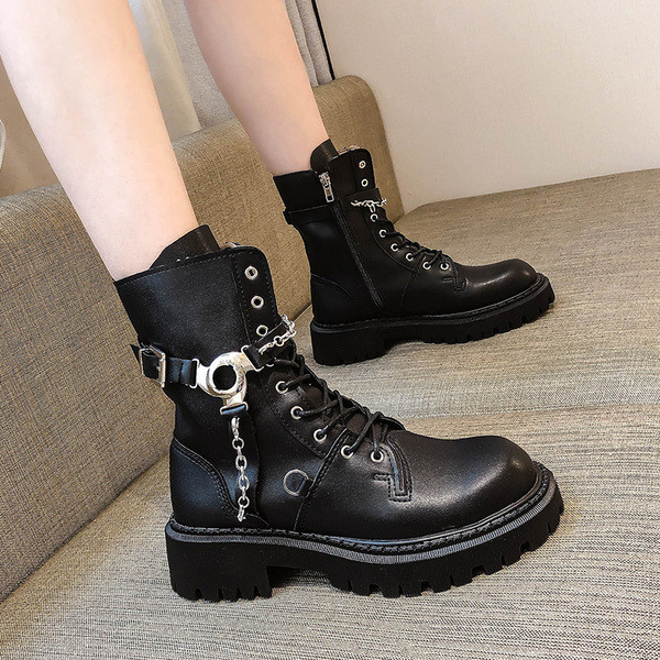 Musta värvi metallist kaunistuse ja lameda tallaga naiste saapad