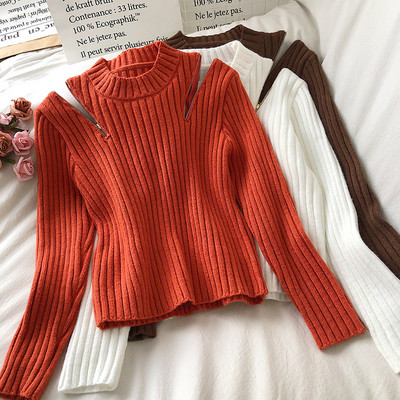 Μοντέρνο γυναικείο πουλόβερ με φερμουάρ και χαμηλό γιακά