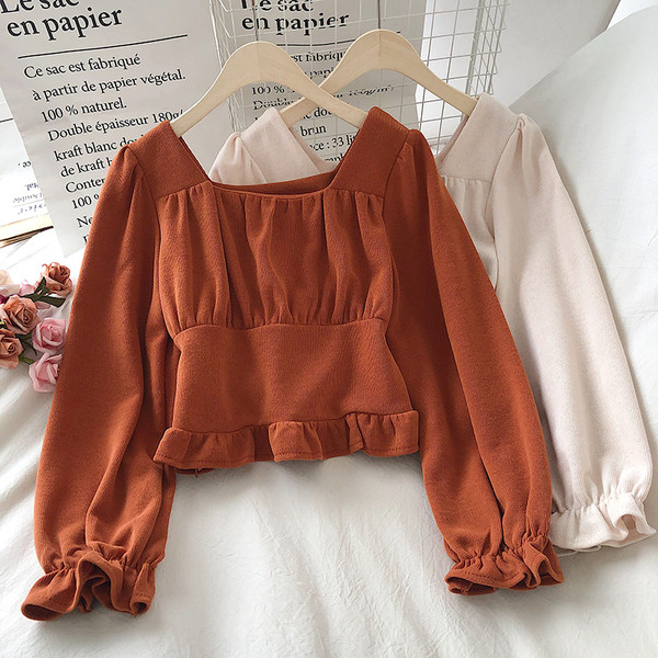 Moderna sieviešu blūze ar kvadrātveida kakla izgriezumu un garām piedurknēm