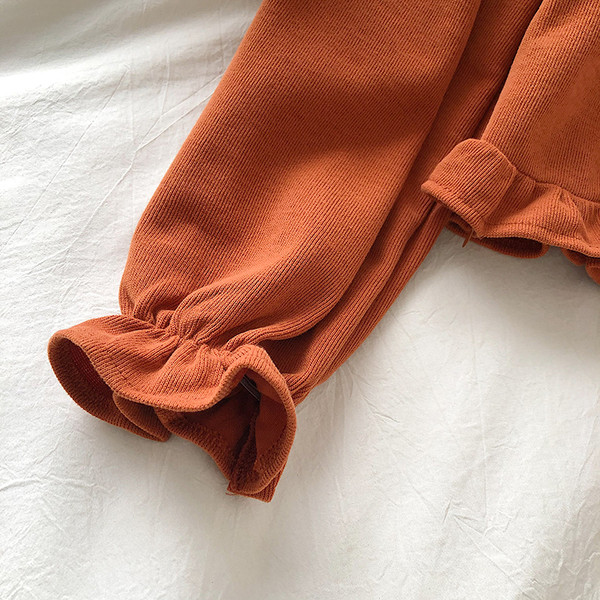 Moderna sieviešu blūze ar kvadrātveida kakla izgriezumu un garām piedurknēm