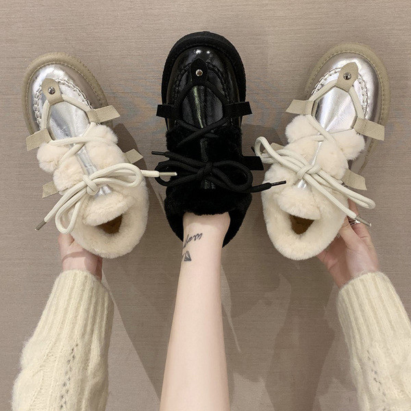 Moteriški laisvalaikio pūkiniai batai plokščiu padu ir raišteliais