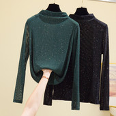 Naiste läikivate osakeste ja kõrge polokraega pluus