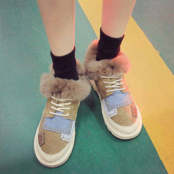 Kolmes värvitoonis sule ja lameda tallaga naiste saapad