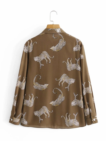 Klassikalise krae ja aplikatsiooniga vabaaja särk