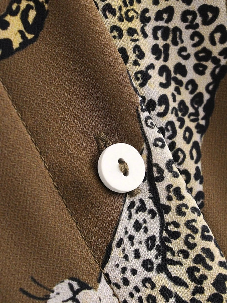 Klassikalise krae ja aplikatsiooniga vabaaja särk