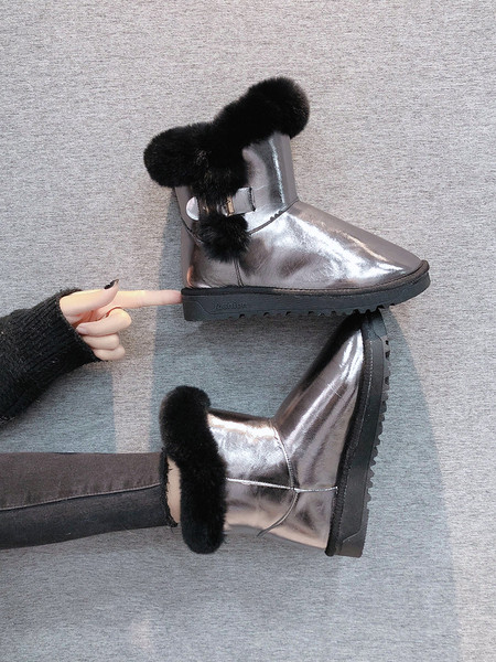 Naiste moodsad udusulgede ja läikiva efektiga saapad