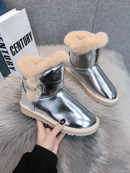 Naiste moodsad udusulgede ja läikiva efektiga saapad