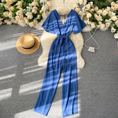 Pikk naiste kombinesoon V-kaelusega ja vöörihmaga