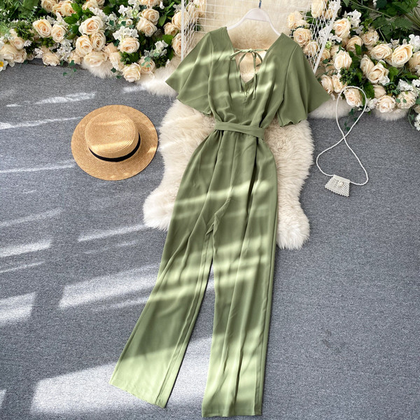 Pikk naiste kombinesoon V-kaelusega ja vöörihmaga