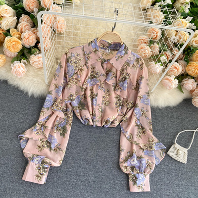 Moodne lokkide ja klassikalise kraega naiste särk