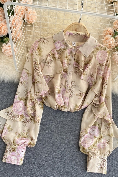 Moodne lokkide ja klassikalise kraega naiste särk