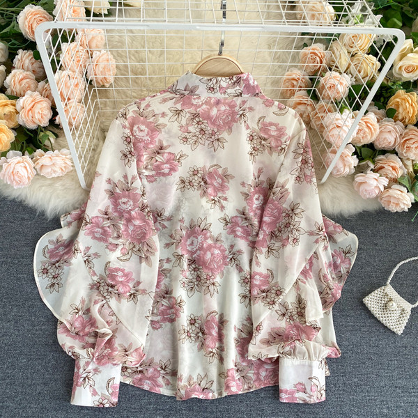 Moodne lokkide ja klassikalise kraega naiste särk