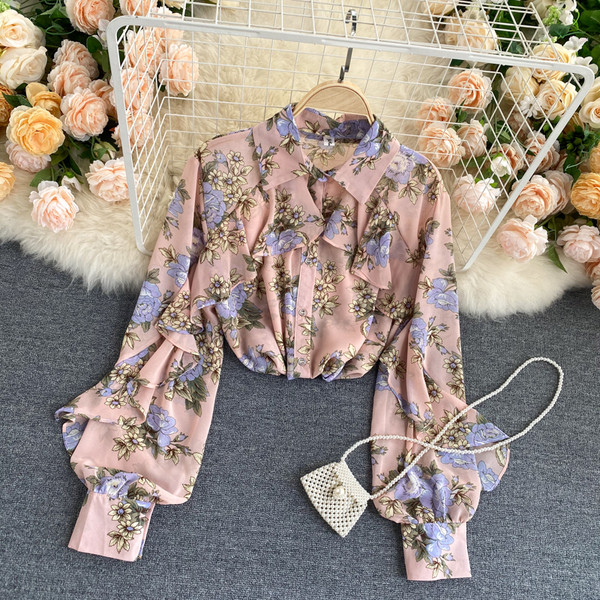 Moodne lokkide ja klassikalise kraega naiste särk